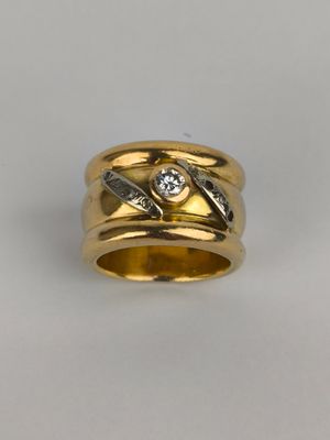 Gros plan sur une bague en or ornée d'un diamant