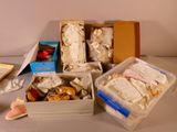 de nombreuses boîtes contenant divers objets, posées sur une table