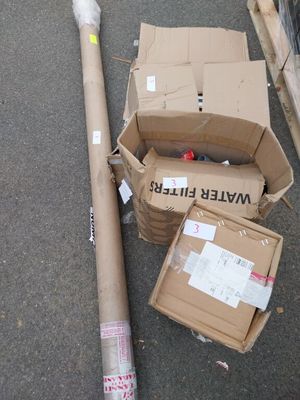 des cartons et une batte posée par terre à côté d'un carton