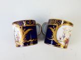 paire de tasses à café bleu roi et or ornées d'un motif floral