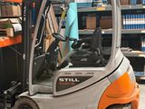 un chariot élévateur garé dans un entrepôt