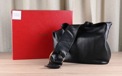 CARTIER Sac porté épaule en cuir noir, doublure bordeaux sou… - Photo 1
