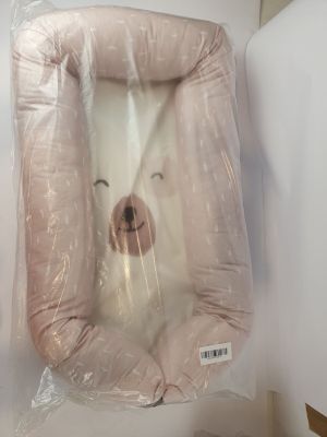 une photo d'un chien blanc dans un sac en plastique
