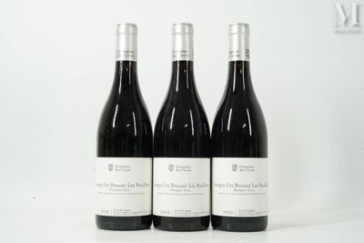 trois bouteilles de vin posées sur une table blanche