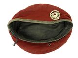 une image représentant une casquette rouge ornée d'un emblème doré