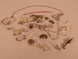 beaucoup de bijoux en argent sur une surface blanche