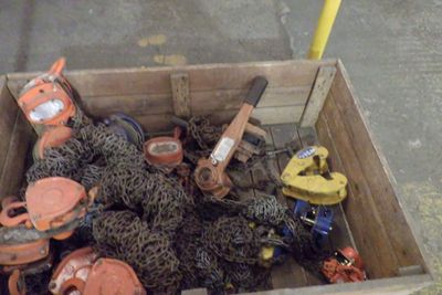 une caisse en bois remplie de chaînes et d'autres outils