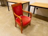 une chaise rouge posée devant un bureau