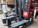 un chariot élévateur rouge garé dans un entrepôt