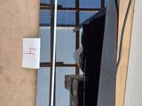 le reflet d'un bâtiment dans un miroir accroché au mur