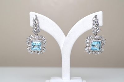Une paire de boucles d'oreilles en argent 925 millièmes sert…