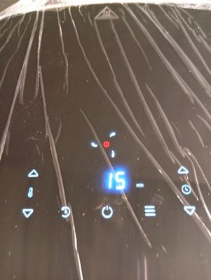 une photo d'une horloge posée sur la vitre d'une voiture