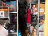 une pièce remplie de nombreux jouets, dont certains sont à vendre