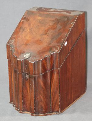 une vieille boîte en bois posée sur une surface grise