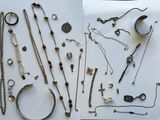 de nombreux colliers et bracelets différents disposés sur une table