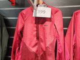 deux vestes suspendues à un portant dans un magasin