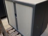une armoire métallique au milieu d'un entrepôt