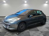 la voiture argentée est garée dans le garage sur le sol en damier
