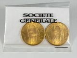 Deux pièces d'or sont posées sur le dessus d'une vitrine transparente
