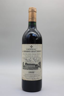 l'image d'une bouteille de vin posée sur une table