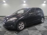 la photo d'une voiture noire garée dans un garage