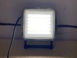 une lumière allumée dans un coin de la pièce