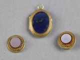 trois bijoux, dont un en lapis-lazuli et un pendentif