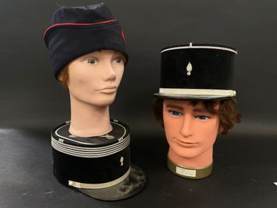Réunion de : - Deux képis de gendarme ;