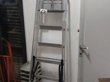 une échelle adossée au mur d'une pièce