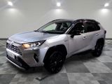 Une Toyota RAV 2020 dans un showroom au sol à damier