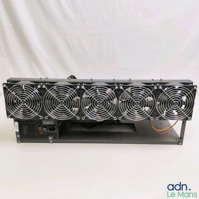 un gros plan d'un bloc de refroidissement surmonté de quatre ventilateurs