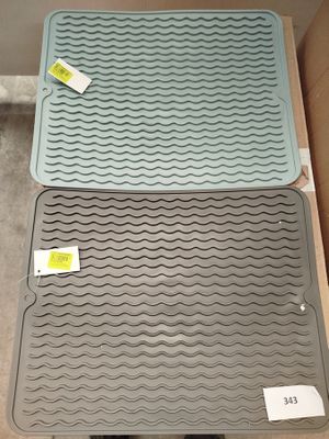deux plateaux posés sur une table