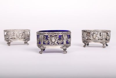 trois bols en verre argenté et bleu empilés les uns sur les autres