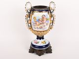 un vase avec un tableau posé sur un support