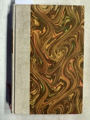 une image représentant un cahier à la couverture marron et un stylo rouge