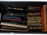 une boîte noire remplie de nombreux livres, posée sur une table