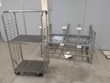 un chariot métallique qui se trouve dans une pièce