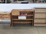 un bureau avec une étagère et un bureau avec un tiroir