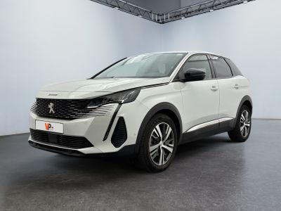 un SUV blanc garé dans une grande pièce au sol noir