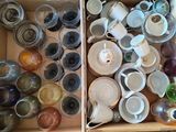 plusieurs tasses et soucoupes dans une boîte sur la table