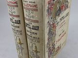 deux livres posés côte à côte sur une table