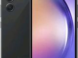 vue arrière et latérale d'un smartphone noir dont l'appareil photo est ouvert