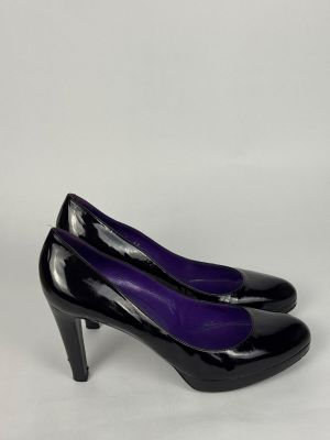 un gros plan sur une paire d'escarpins noirs et violets