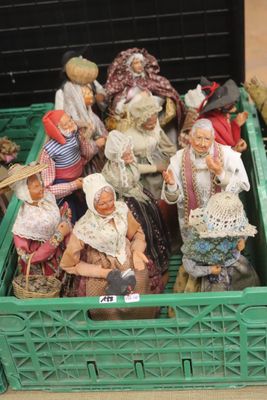 de nombreuses figurines dans une boîte verte posée sur une table