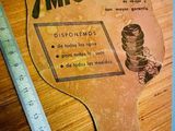 une photo d'une feuille de papier posée sur une table, à côté d'une règle