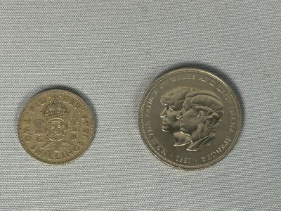 deux pièces de monnaie posées l'une à côté de l'autre sur une table