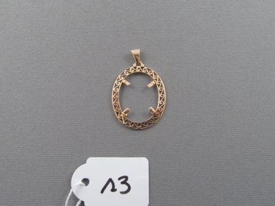 gros plan sur un collier en or portant une étiquette