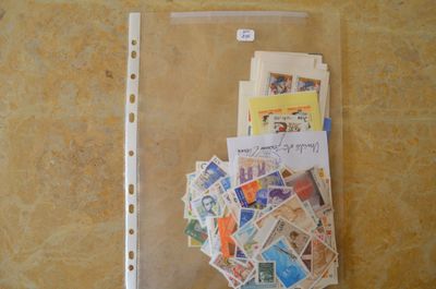 une photo d'une photo montrant un tas de timbres dans un sac