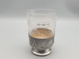 une tasse de café posée sur une table blanche