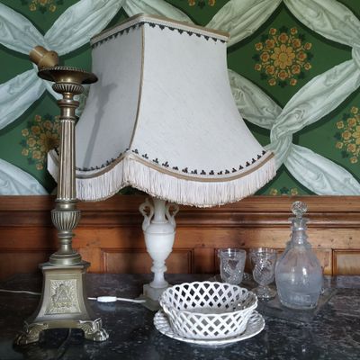 une lampe posée sur une table à côté d'un bol